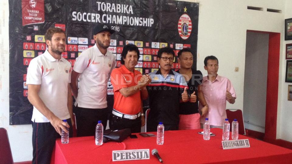 Muhammad%20Zein%20Alhadad%20bersama%20Wilian%20Pachecho%20%28Persija%29%20dan%20Ibnu%20Grahan%20bersama%20Wahyu%20Tri%20Nugroho%20%28Bhayangkara%20FC%29%20dalam%20konfrensi%20pers%20di%20Solo%20hari%20ini%2C%20jelang%20pertandingan%20Persija%20kontra%20Bh